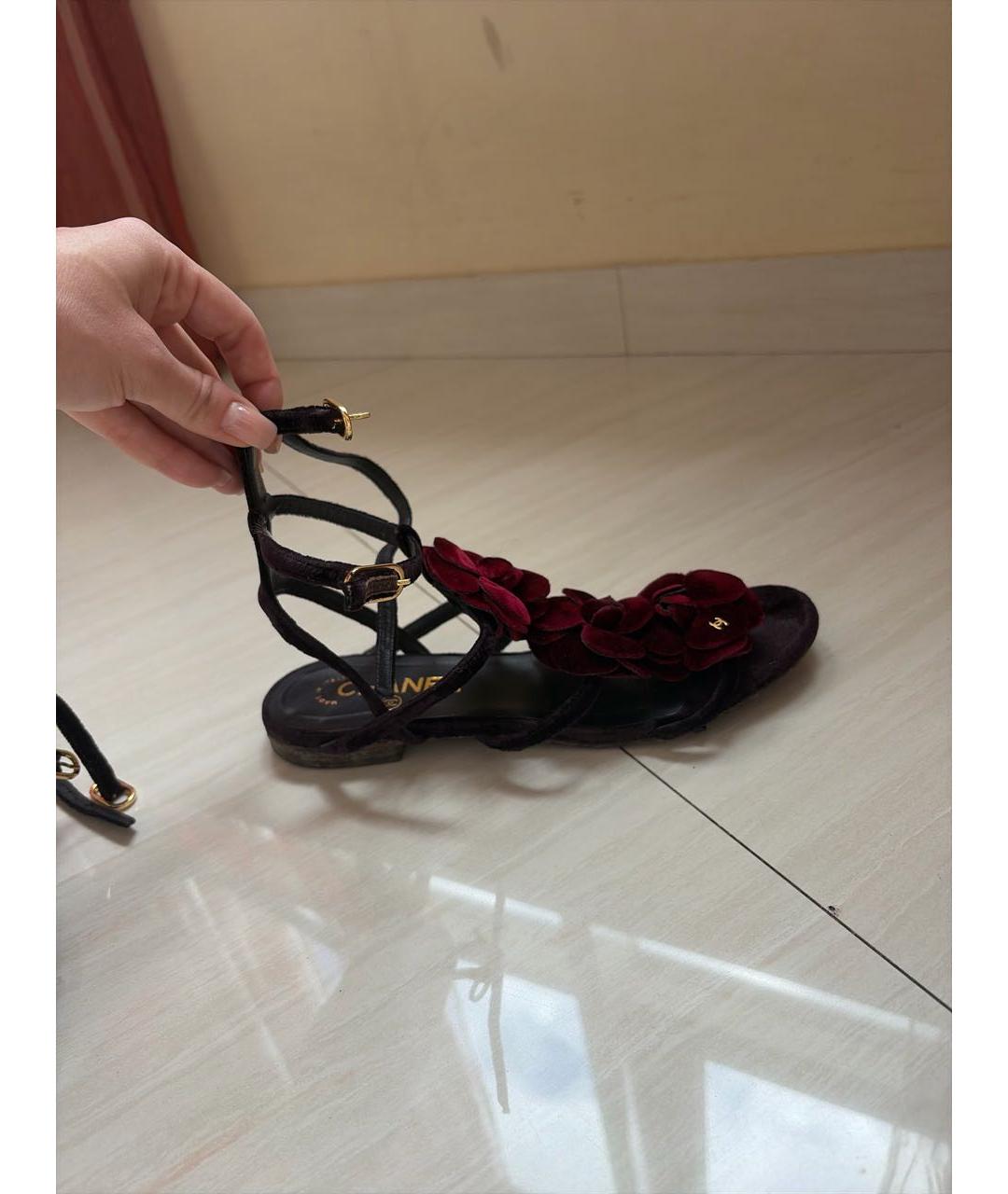 CHANEL Красные бархатные босоножки, фото 5