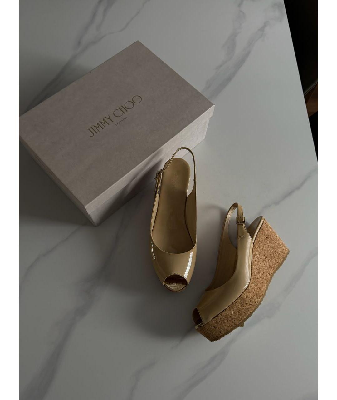 JIMMY CHOO Бежевые босоножки из лакированной кожи, фото 3