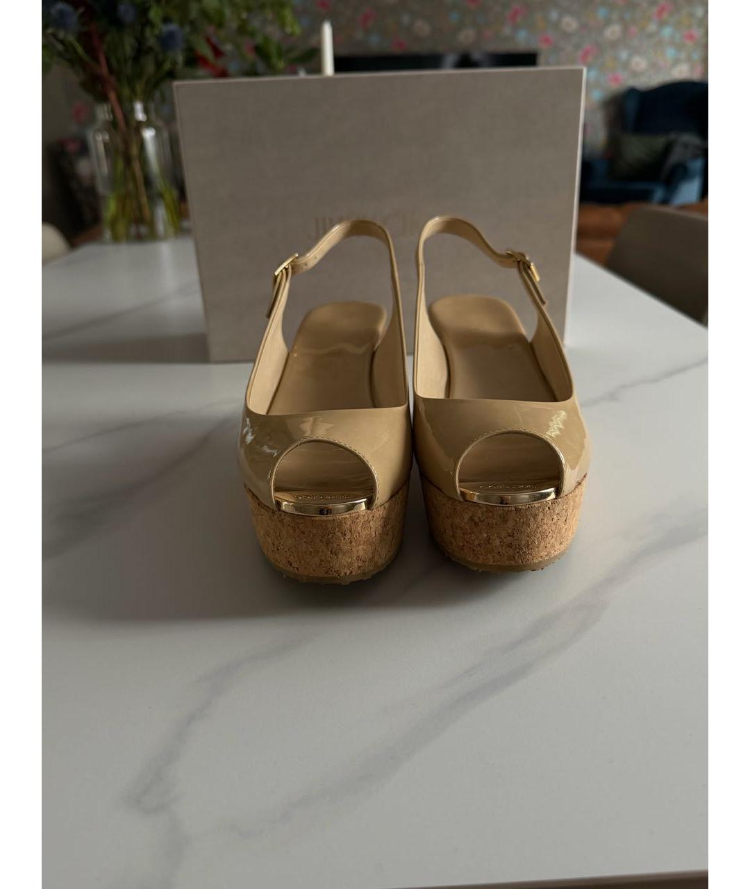 JIMMY CHOO Бежевые босоножки из лакированной кожи, фото 2