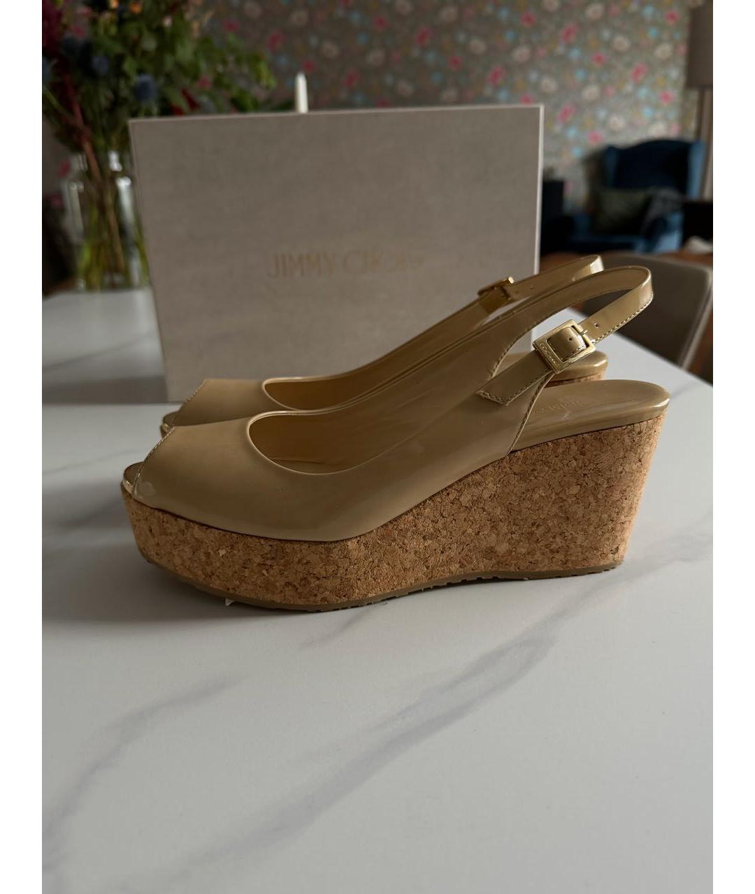 JIMMY CHOO Бежевые босоножки из лакированной кожи, фото 8