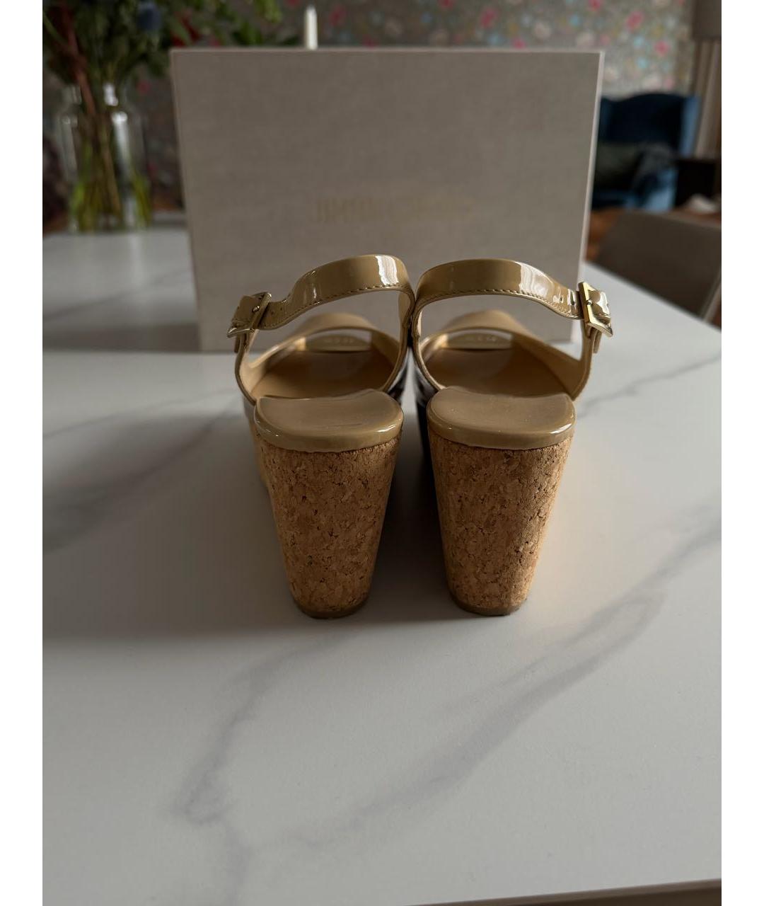 JIMMY CHOO Бежевые босоножки из лакированной кожи, фото 4