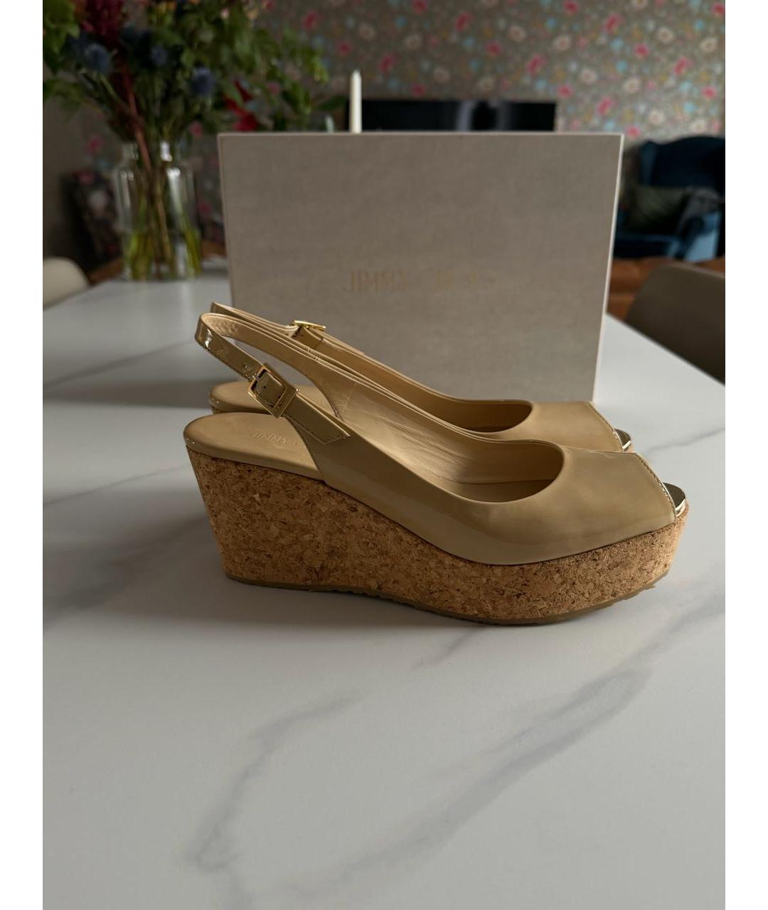 JIMMY CHOO Бежевые босоножки из лакированной кожи, фото 9