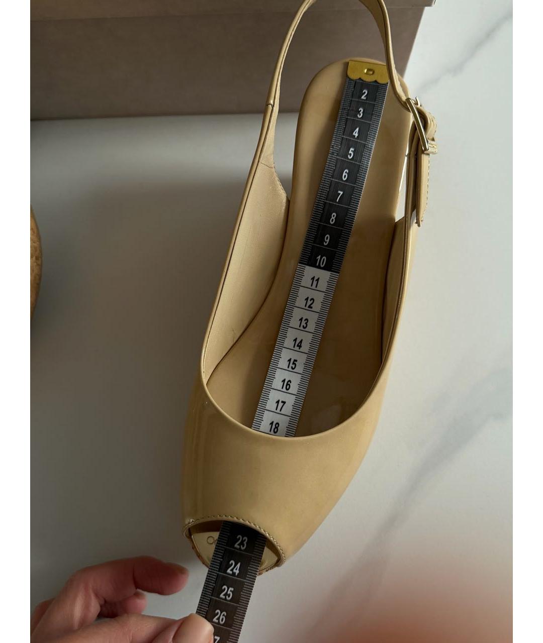 JIMMY CHOO Бежевые босоножки из лакированной кожи, фото 7