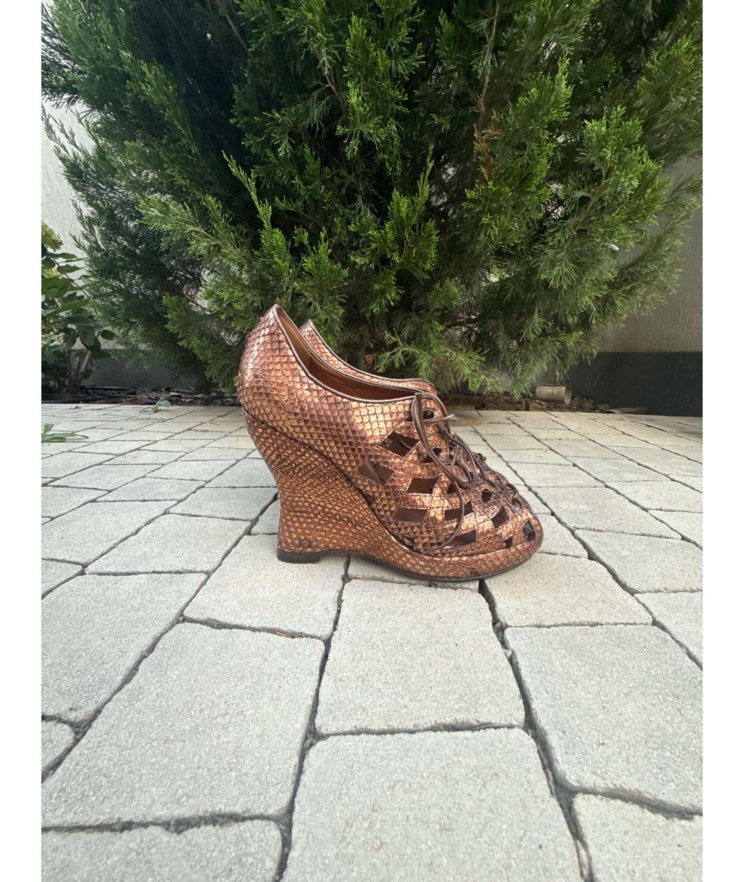 BOTTEGA VENETA Золотые кожаные босоножки, фото 7