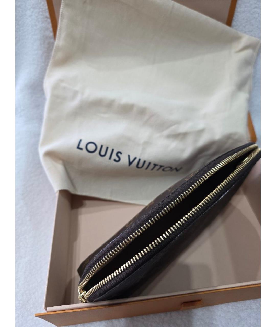 LOUIS VUITTON Коричневая косметичка из канвы, фото 6