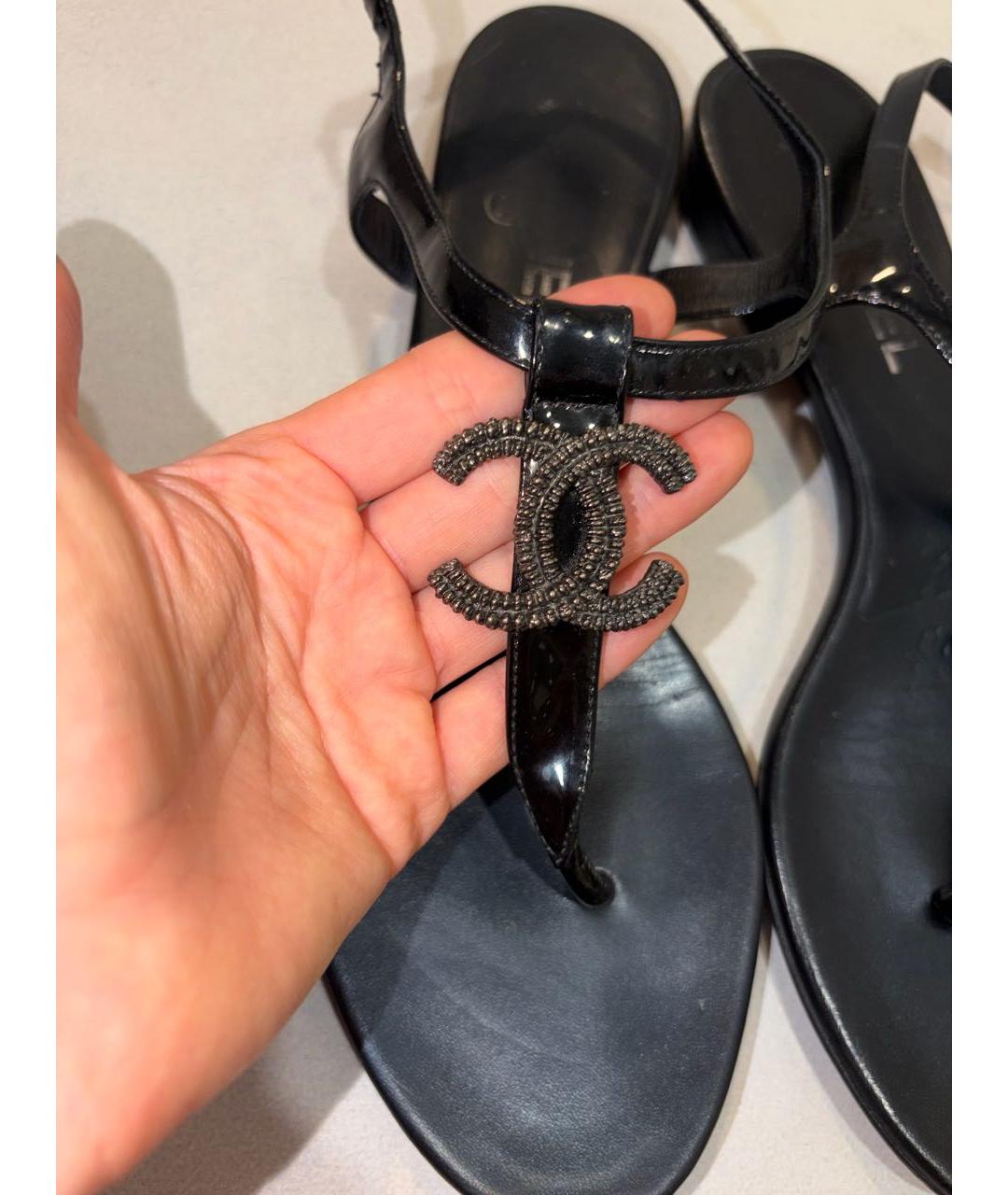 CHANEL Черные сандалии из лакированной кожи, фото 3