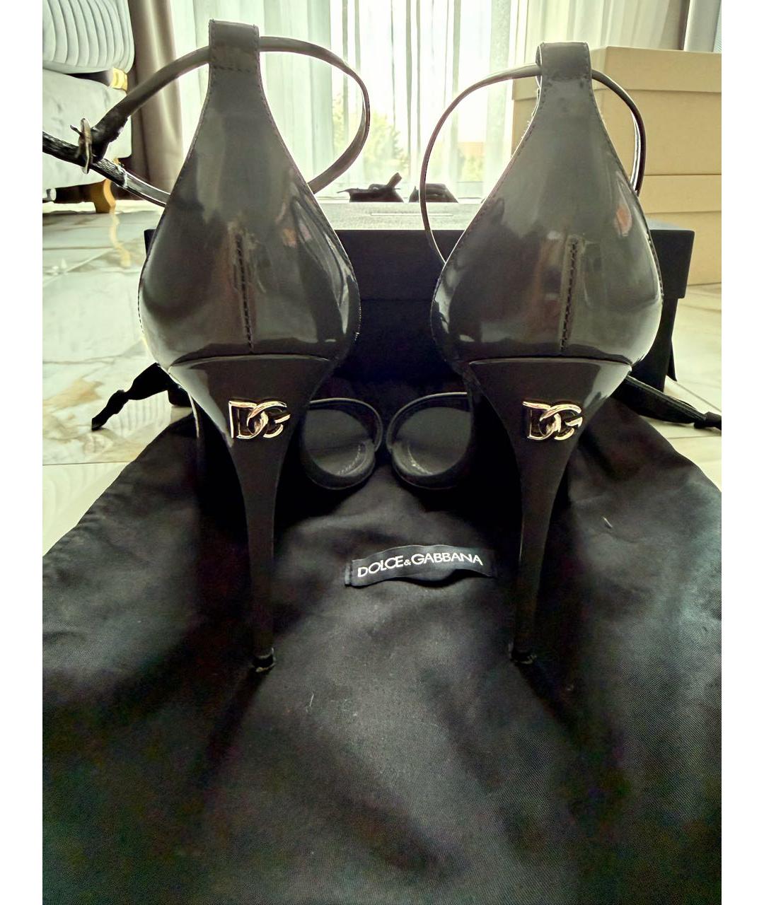 DOLCE&GABBANA Антрацитовые босоножки из лакированной кожи, фото 4