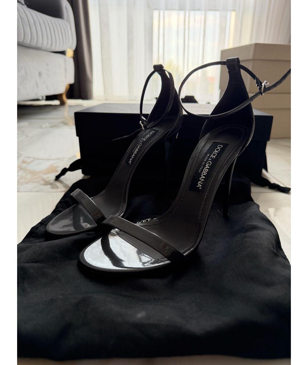 DOLCE&GABBANA Антрацитовые босоножки из лакированной кожи, фото 2
