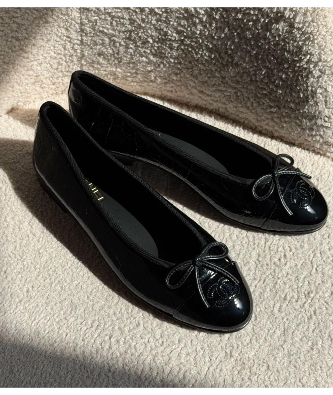 CHANEL Черные балетки из лакированной кожи, фото 2