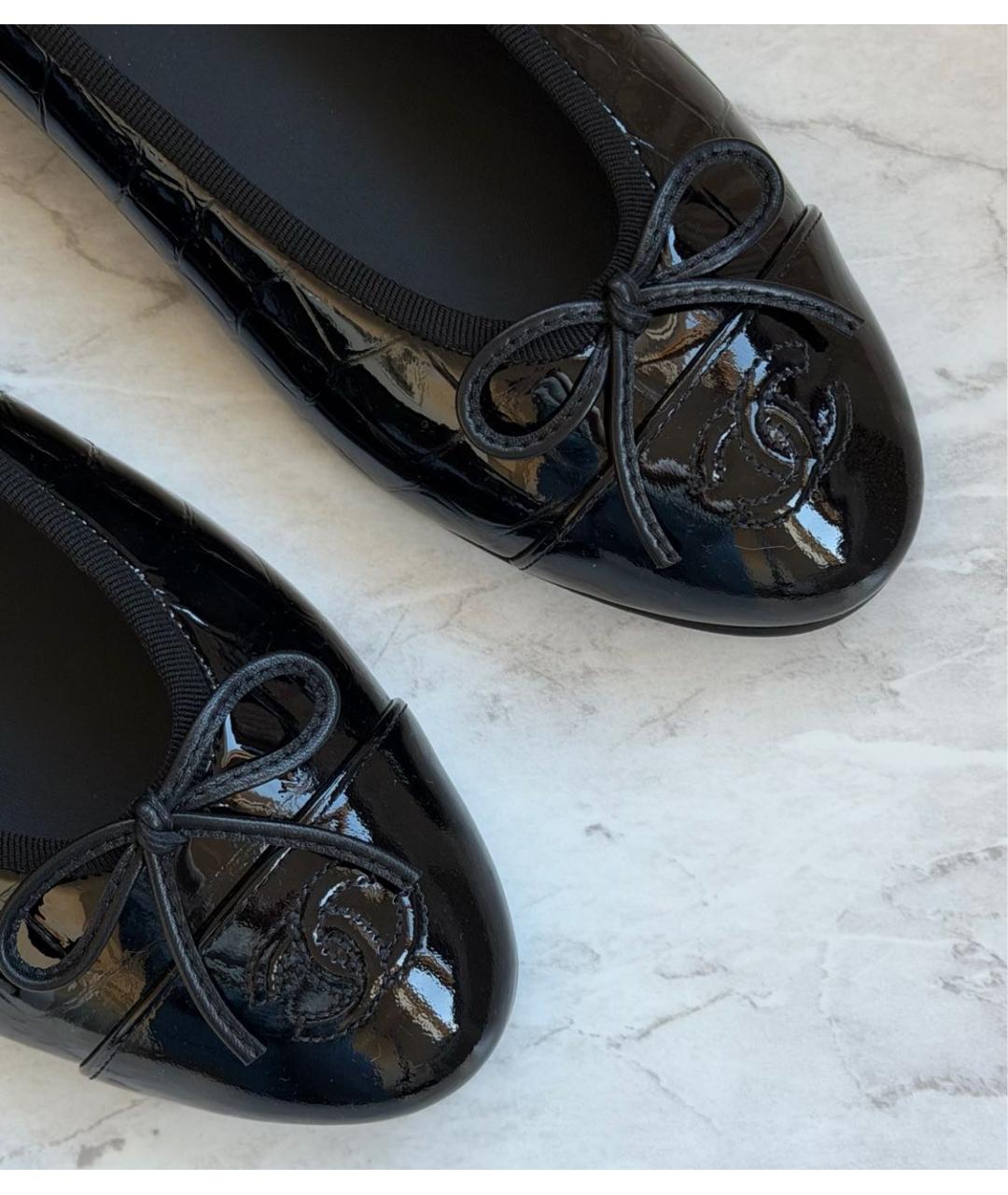 CHANEL Черные балетки из лакированной кожи, фото 4