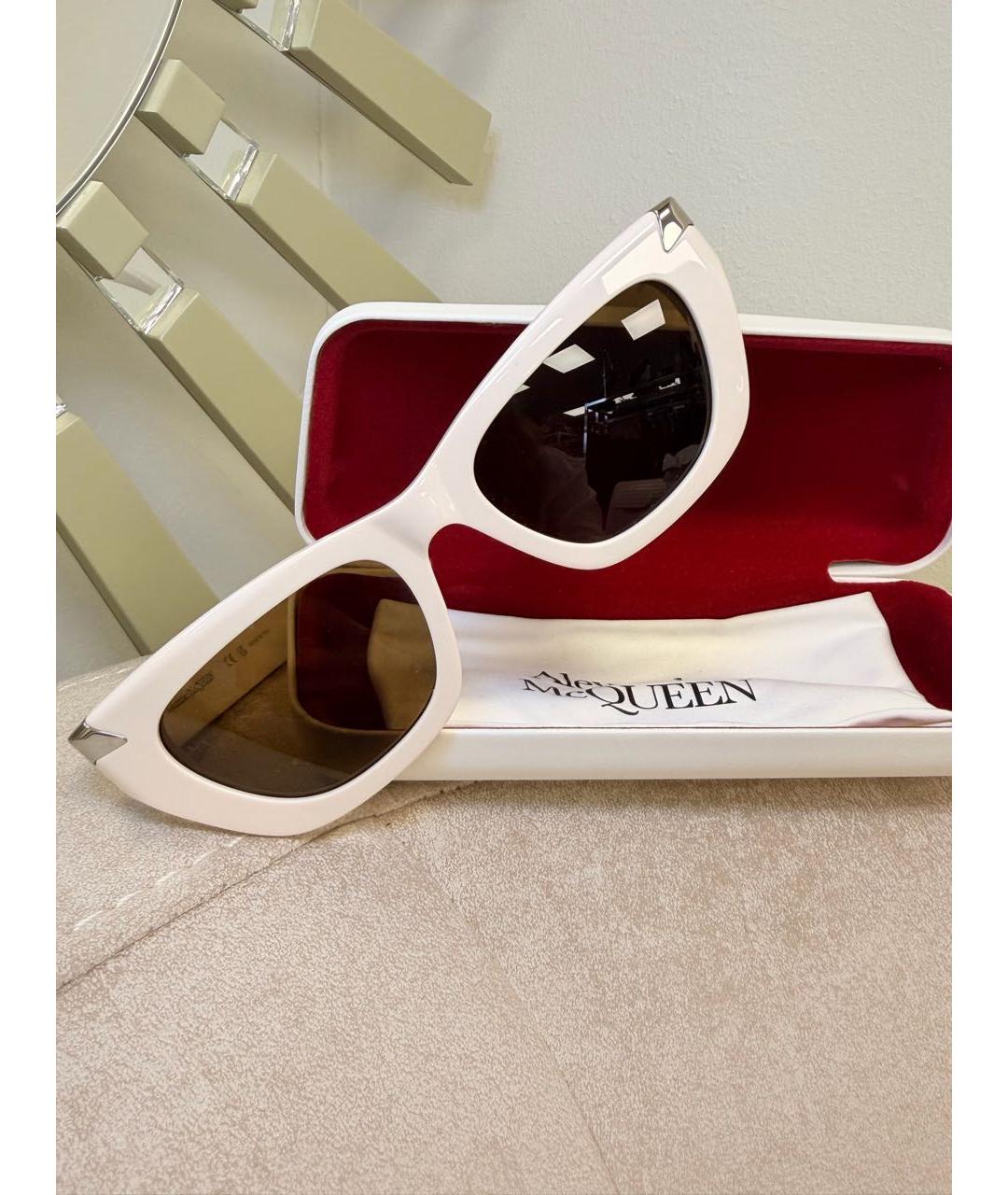 ALEXANDER MCQUEEN Белые пластиковые солнцезащитные очки, фото 2