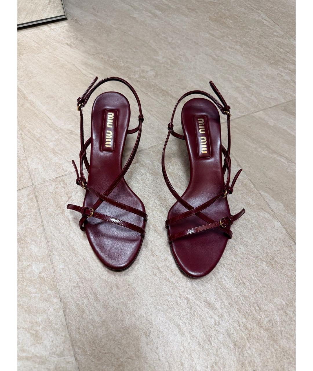 MIU MIU Бордовые босоножки из лакированной кожи, фото 2