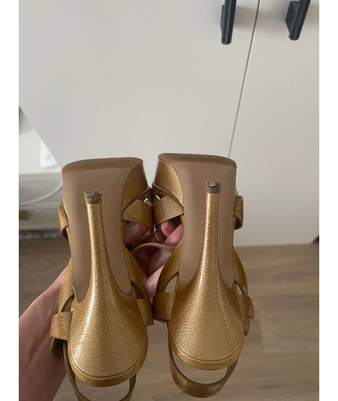 SAINT LAURENT Бежевые босоножки из лакированной кожи, фото 5