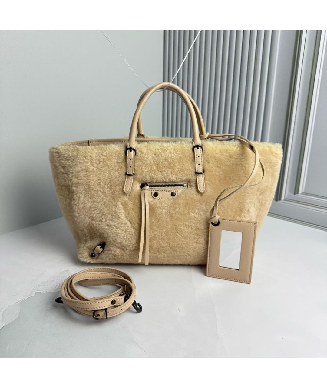 BALENCIAGA Бежевая меховая сумка с короткими ручками, фото 9