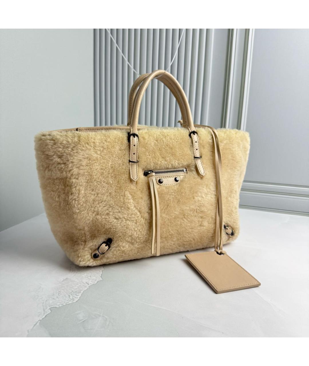 BALENCIAGA Бежевая меховая сумка с короткими ручками, фото 2