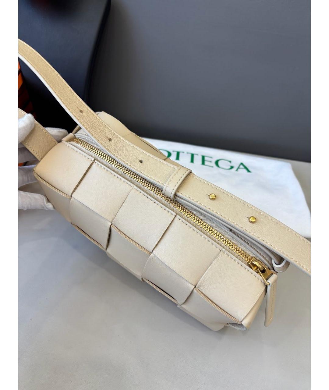 BOTTEGA VENETA Бежевая кожаная сумка через плечо, фото 6