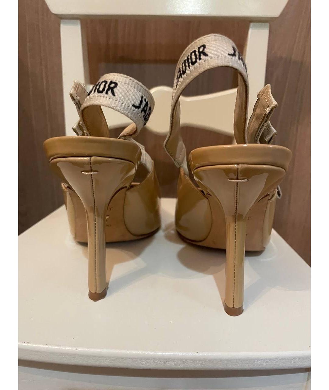 CHRISTIAN DIOR Бежевые туфли из лакированной кожи, фото 4