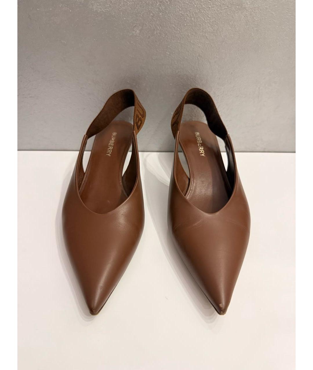 BURBERRY Коричневые кожаные лодочки на низком каблуке, фото 2