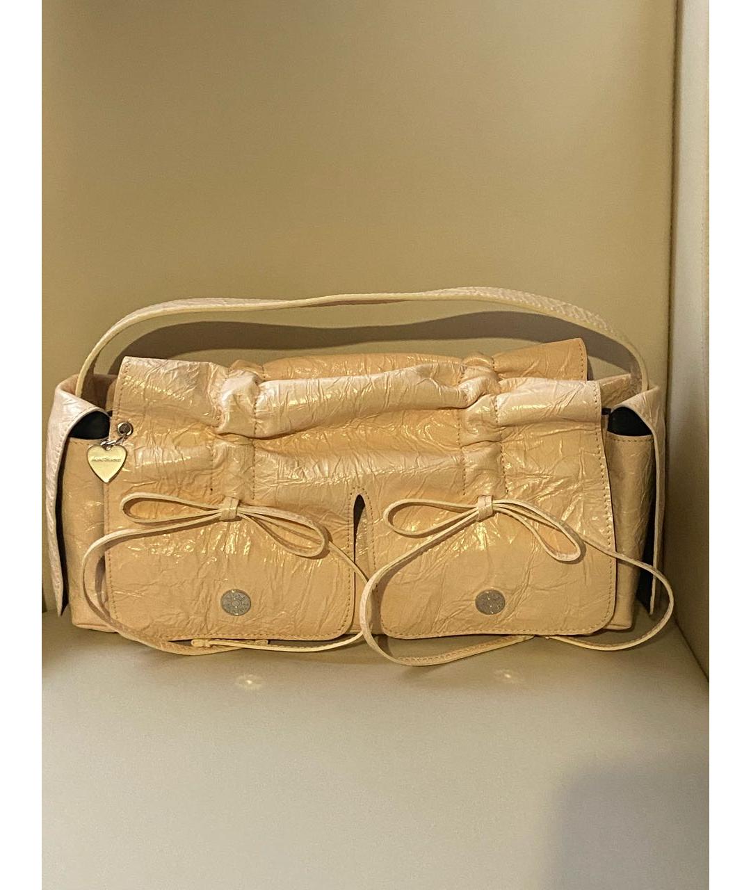 ACNE STUDIOS Бежевая сумка тоут из лакированной кожи, фото 8