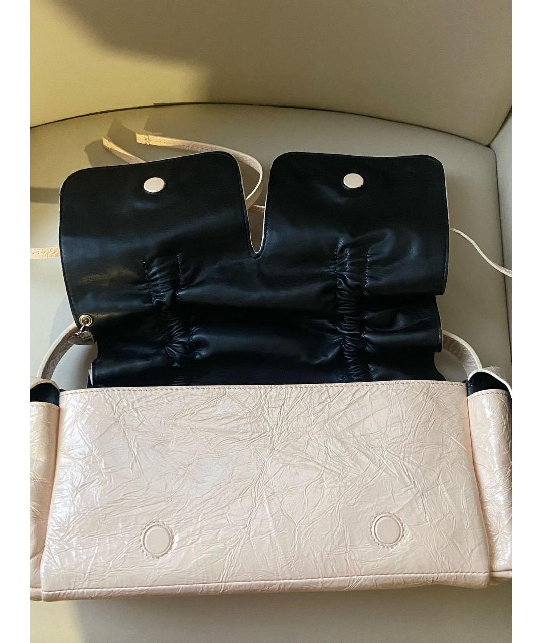 ACNE STUDIOS Бежевая сумка тоут из лакированной кожи, фото 6