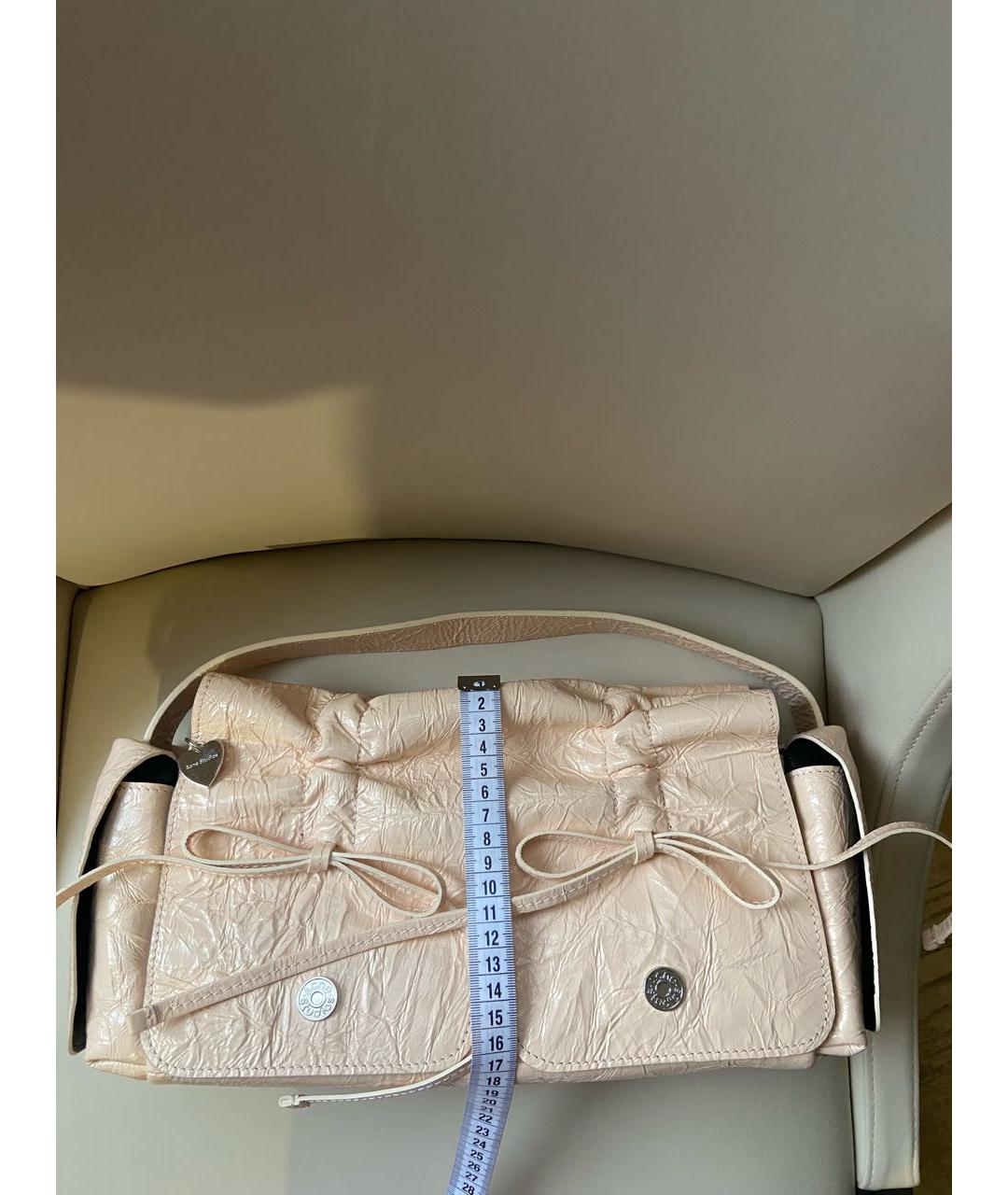 ACNE STUDIOS Бежевая сумка тоут из лакированной кожи, фото 4