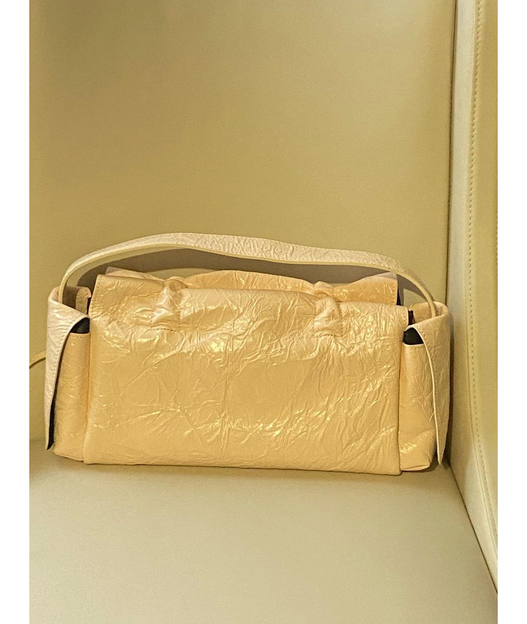 ACNE STUDIOS Бежевая сумка тоут из лакированной кожи, фото 2