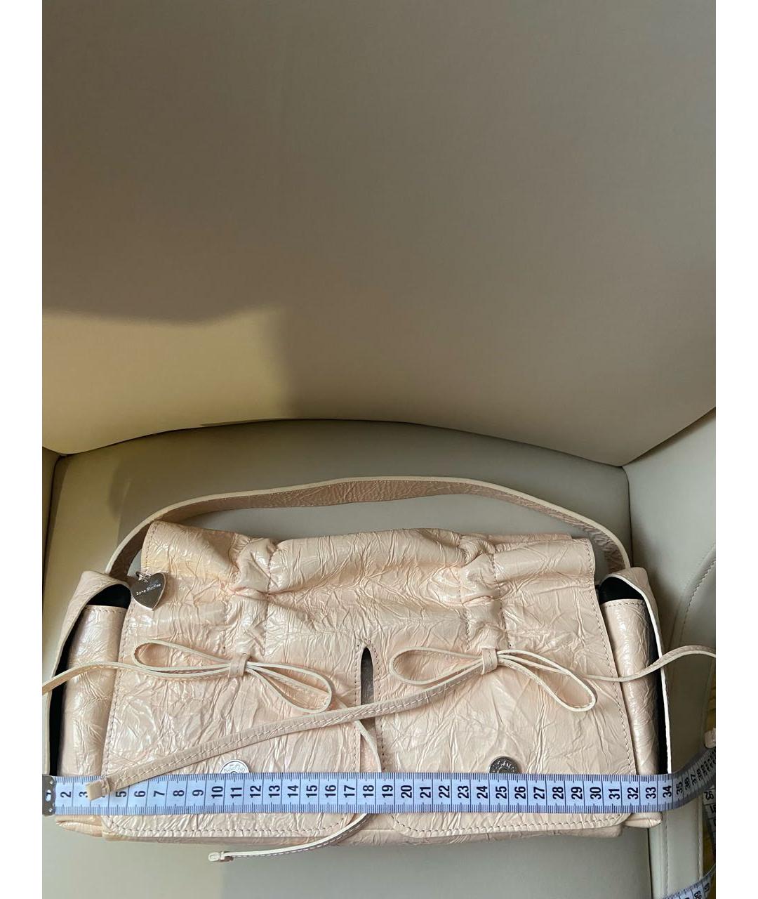 ACNE STUDIOS Бежевая сумка тоут из лакированной кожи, фото 3