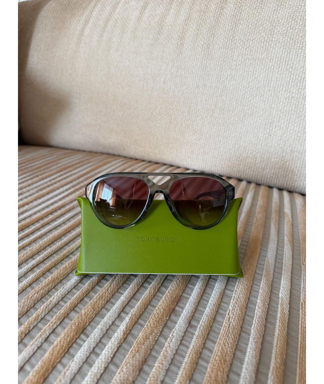 TORY BURCH Хаки пластиковые солнцезащитные очки, фото 2