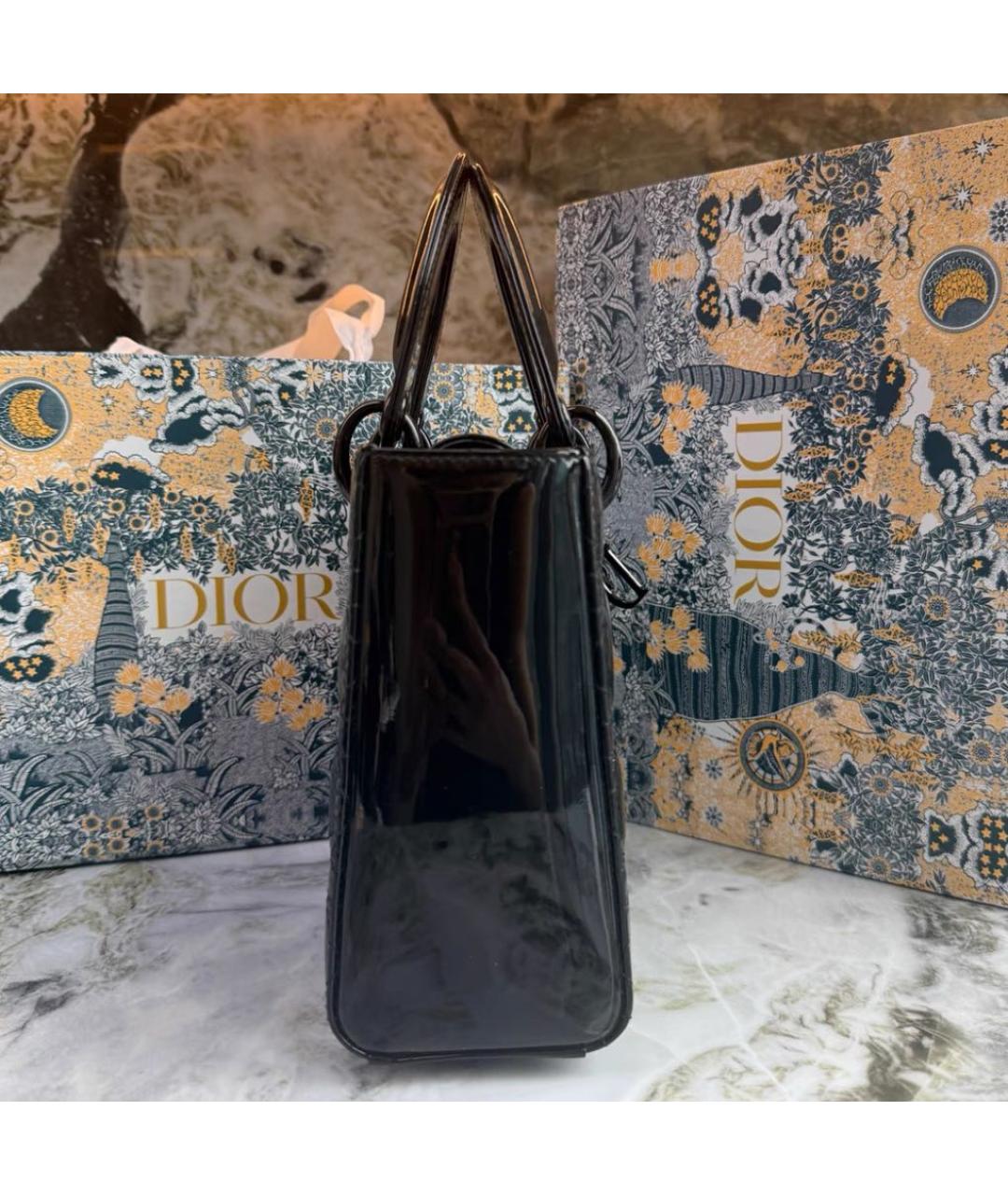 CHRISTIAN DIOR Черная сумка с короткими ручками из лакированной кожи, фото 3
