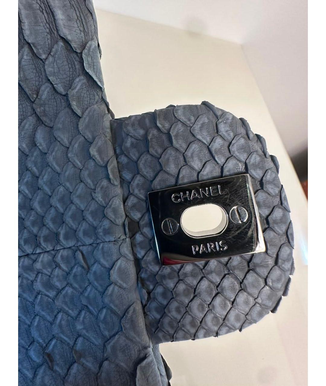 CHANEL Серая сумка с короткими ручками из кожи питона, фото 8