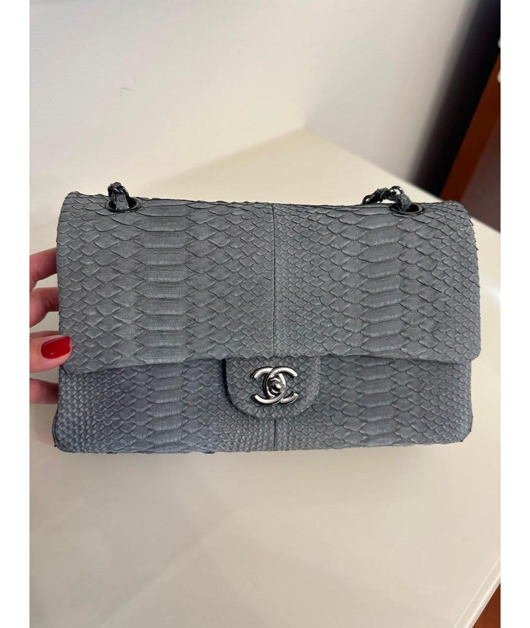 CHANEL Серая сумка с короткими ручками из кожи питона, фото 9