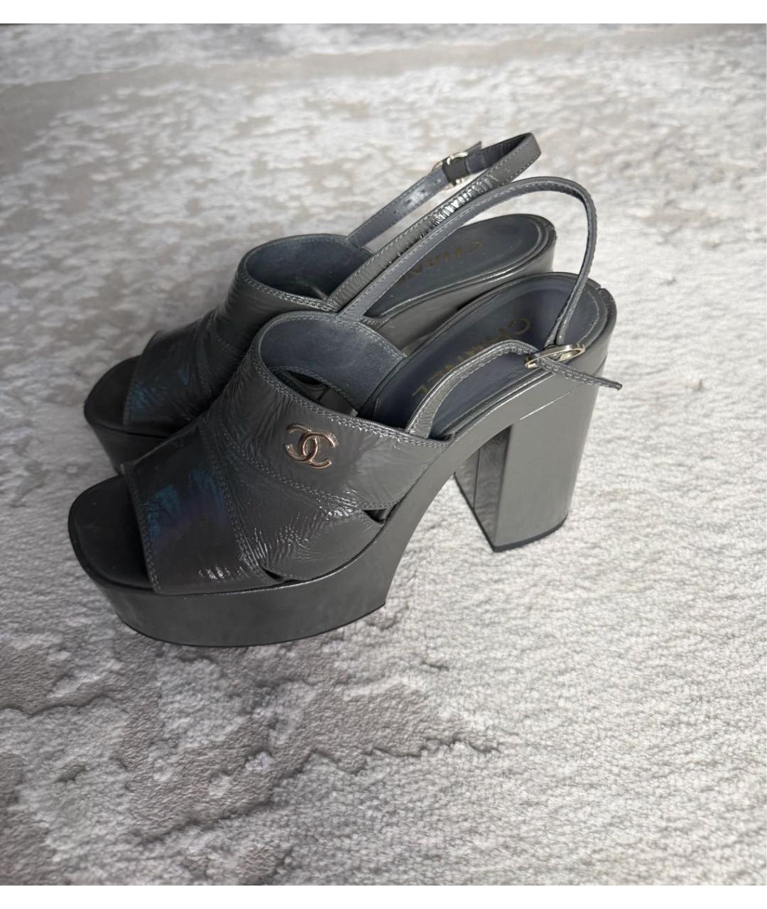 CHANEL Антрацитовые босоножки из лакированной кожи, фото 5