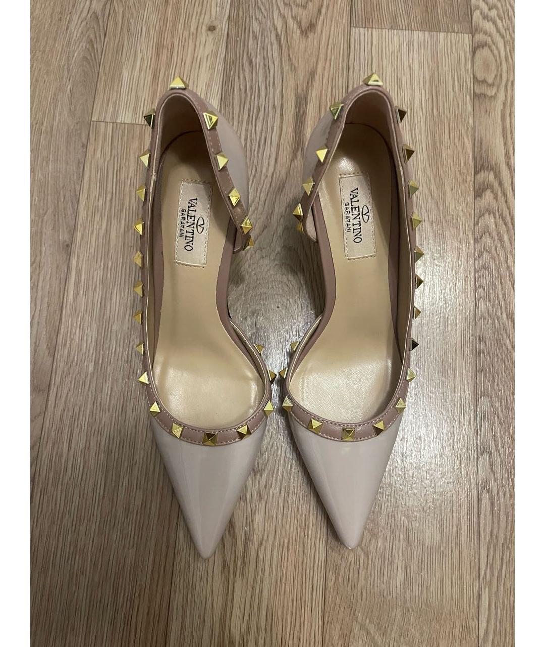 VALENTINO Бежевые туфли из лакированной кожи, фото 2
