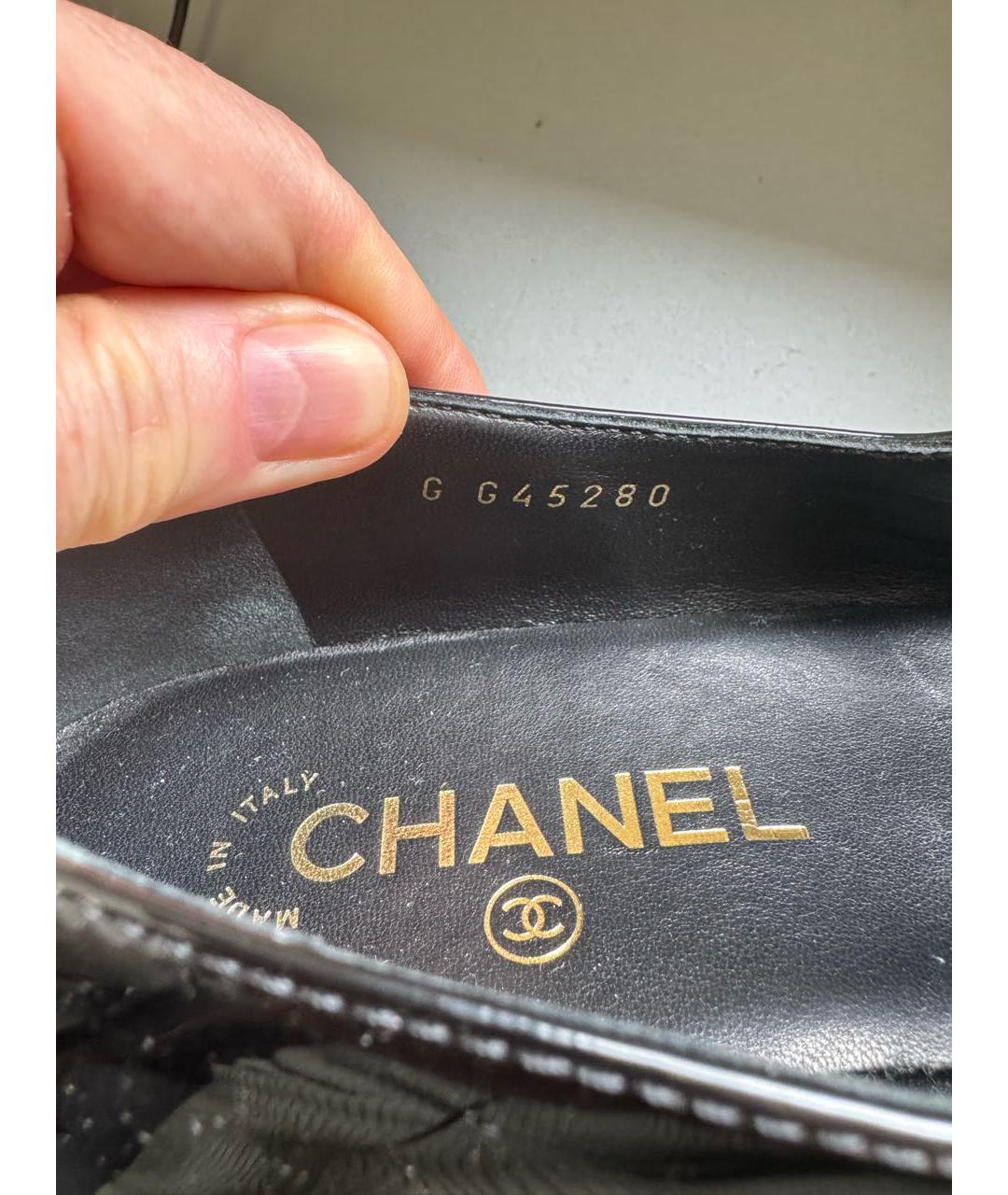 CHANEL Черные балетки из лакированной кожи, фото 6