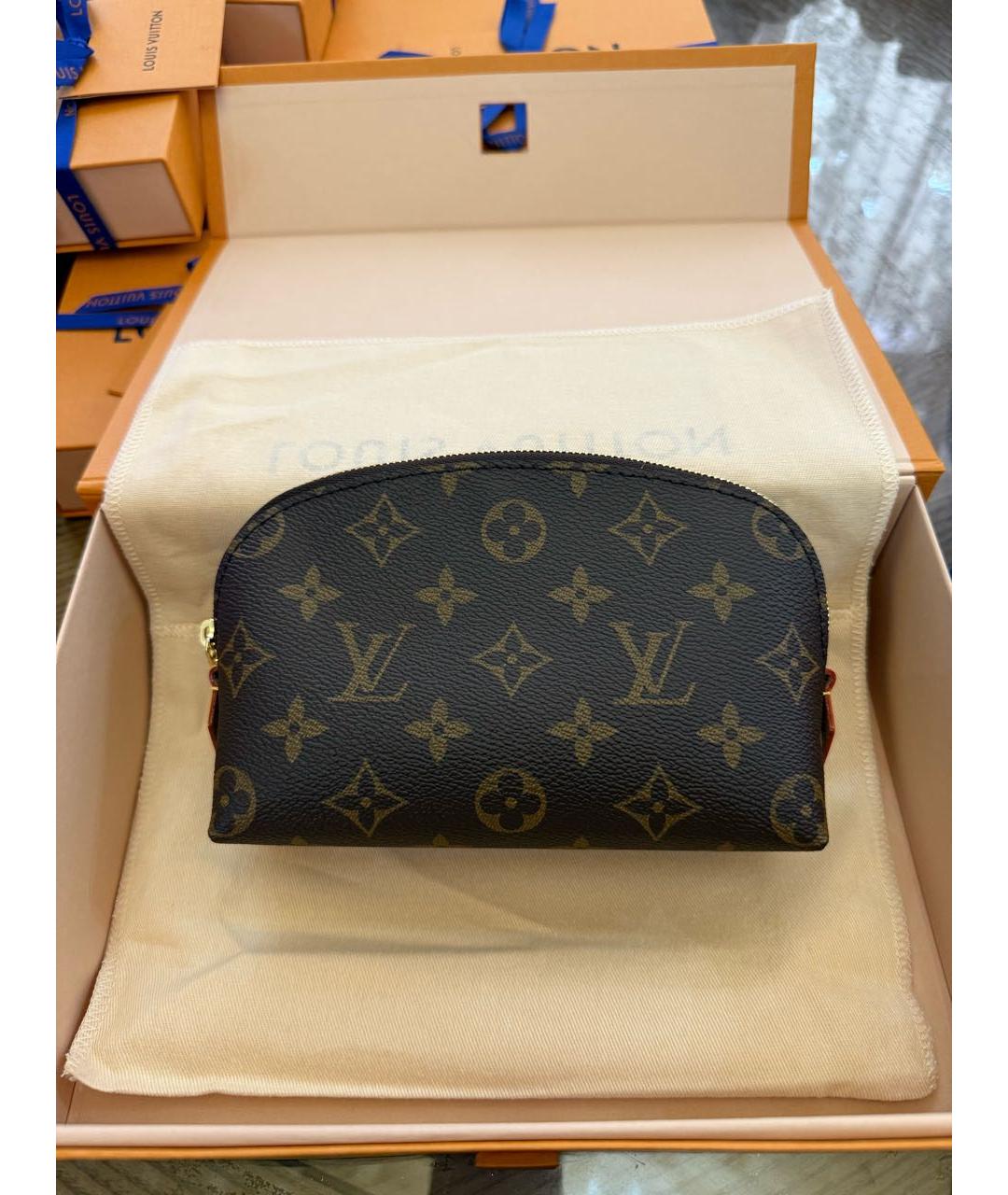 LOUIS VUITTON Коричневая косметичка из канвы, фото 6