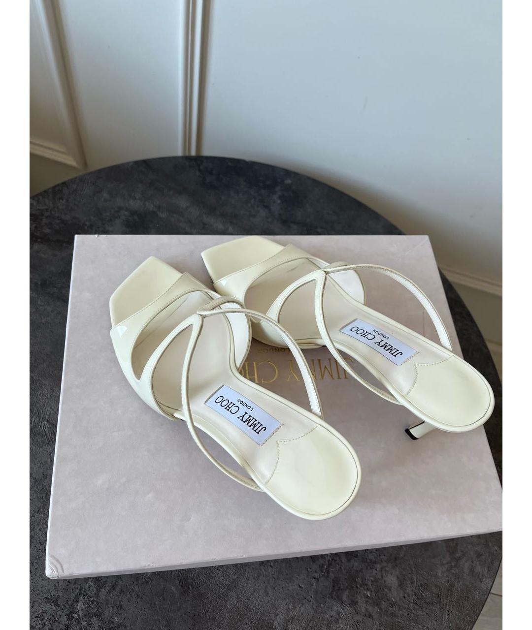 JIMMY CHOO Белые мюли из лакированной кожи, фото 3