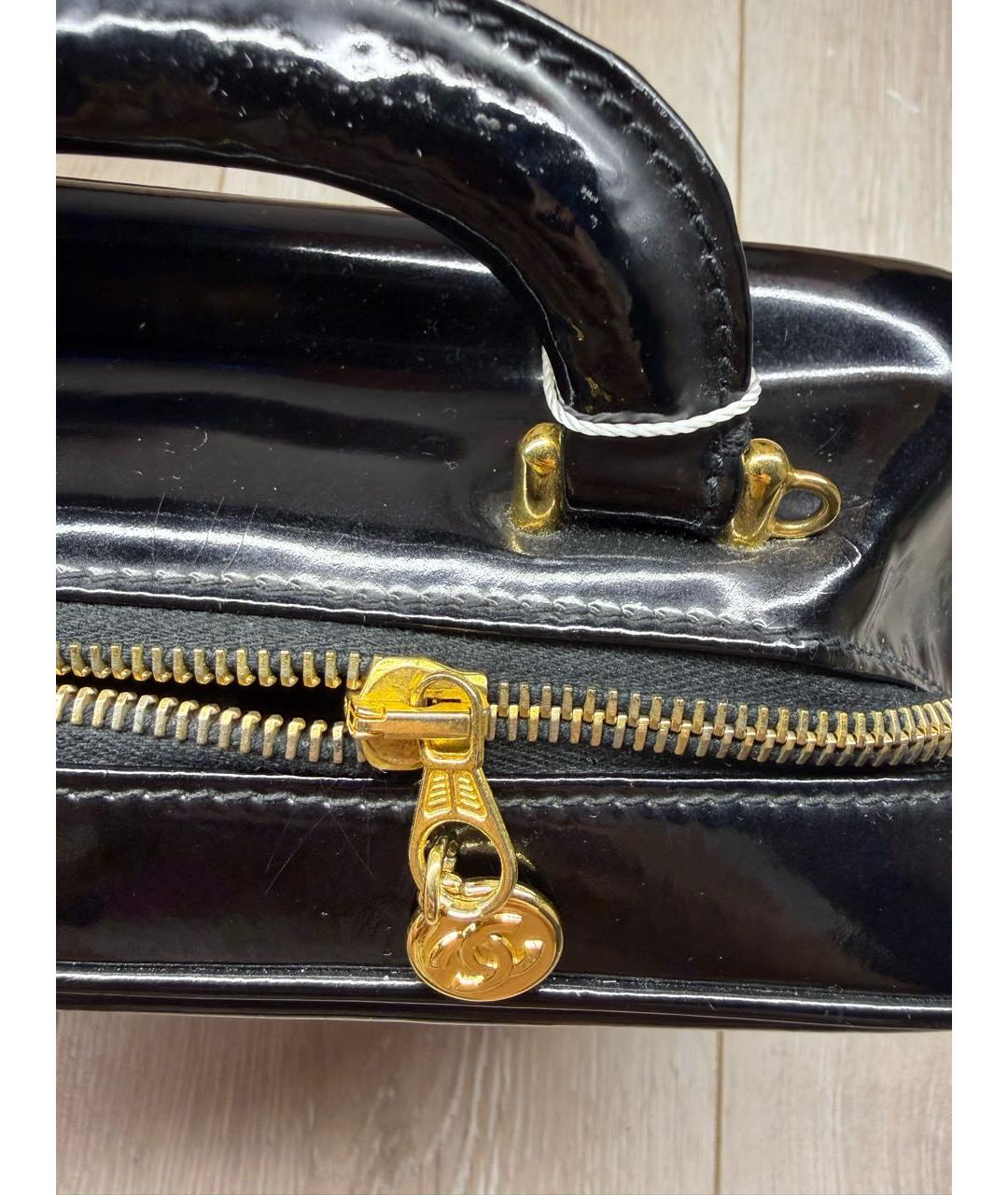 CHANEL Черная сумка с короткими ручками из лакированной кожи, фото 6