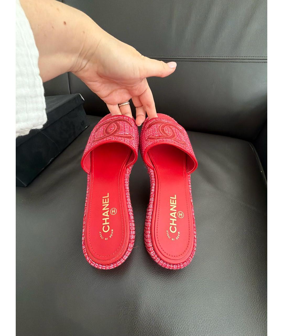CHANEL Красные текстильные мюли, фото 3