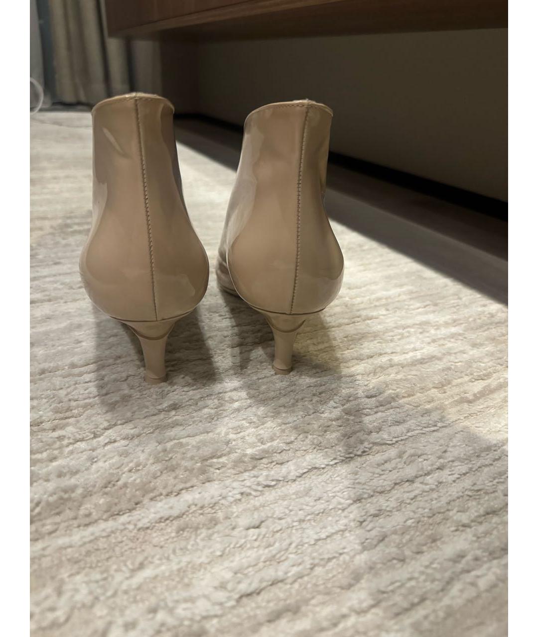 GIANVITO ROSSI Бежевые ботильоны из лакированной кожи, фото 4