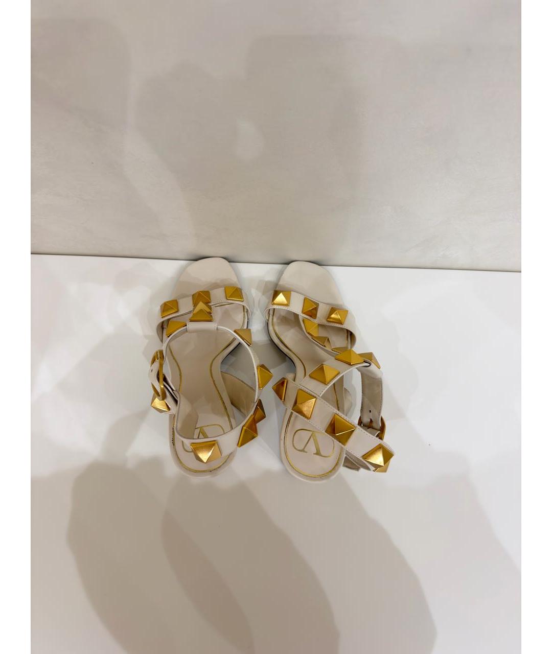 VALENTINO Бежевые кожаные босоножки, фото 3