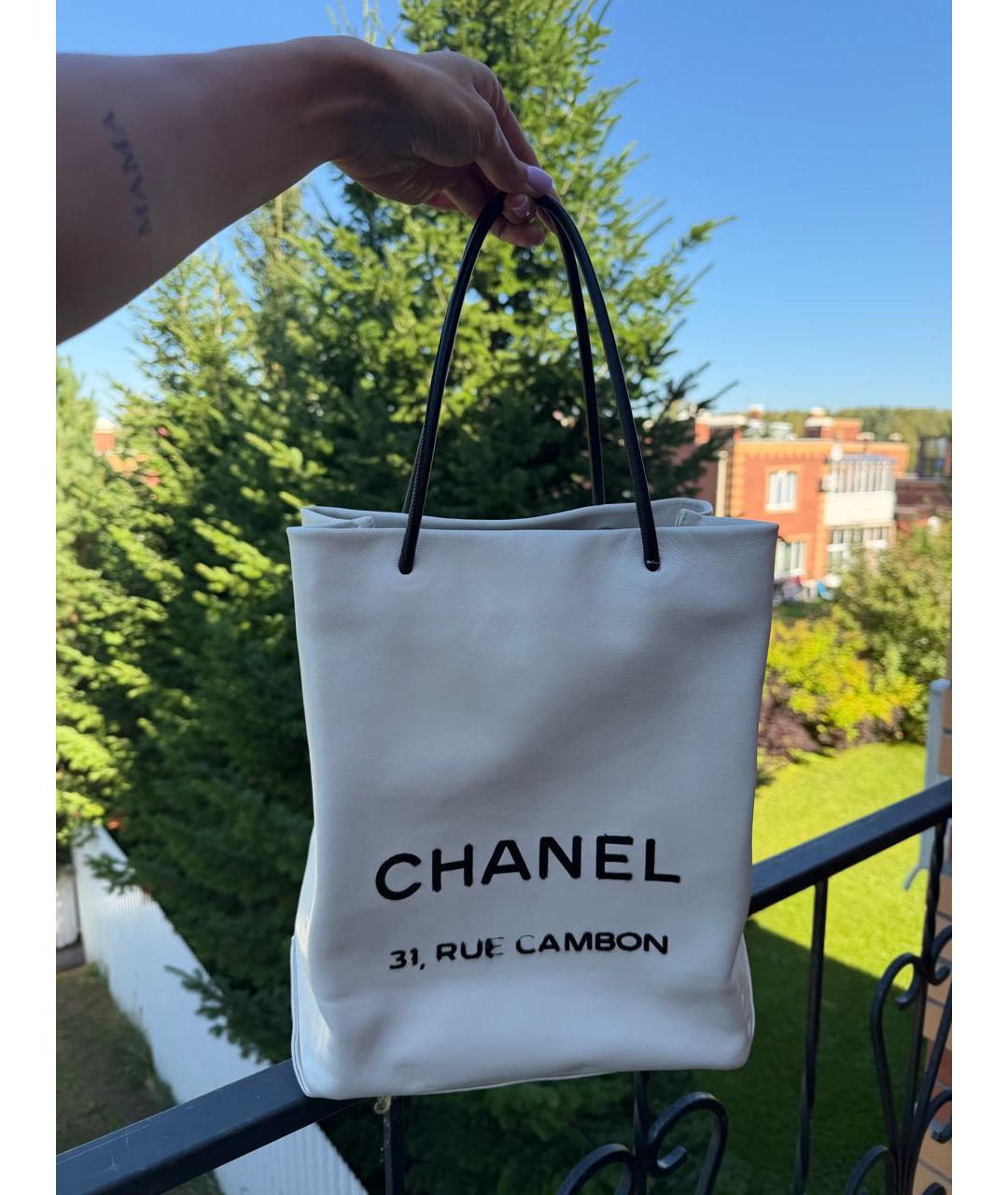 CHANEL Белая кожаная сумка с короткими ручками, фото 5