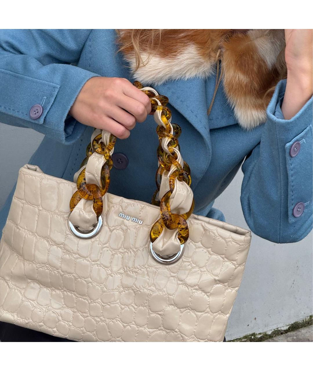 MIU MIU Бежевая сумка тоут из лакированной кожи, фото 6
