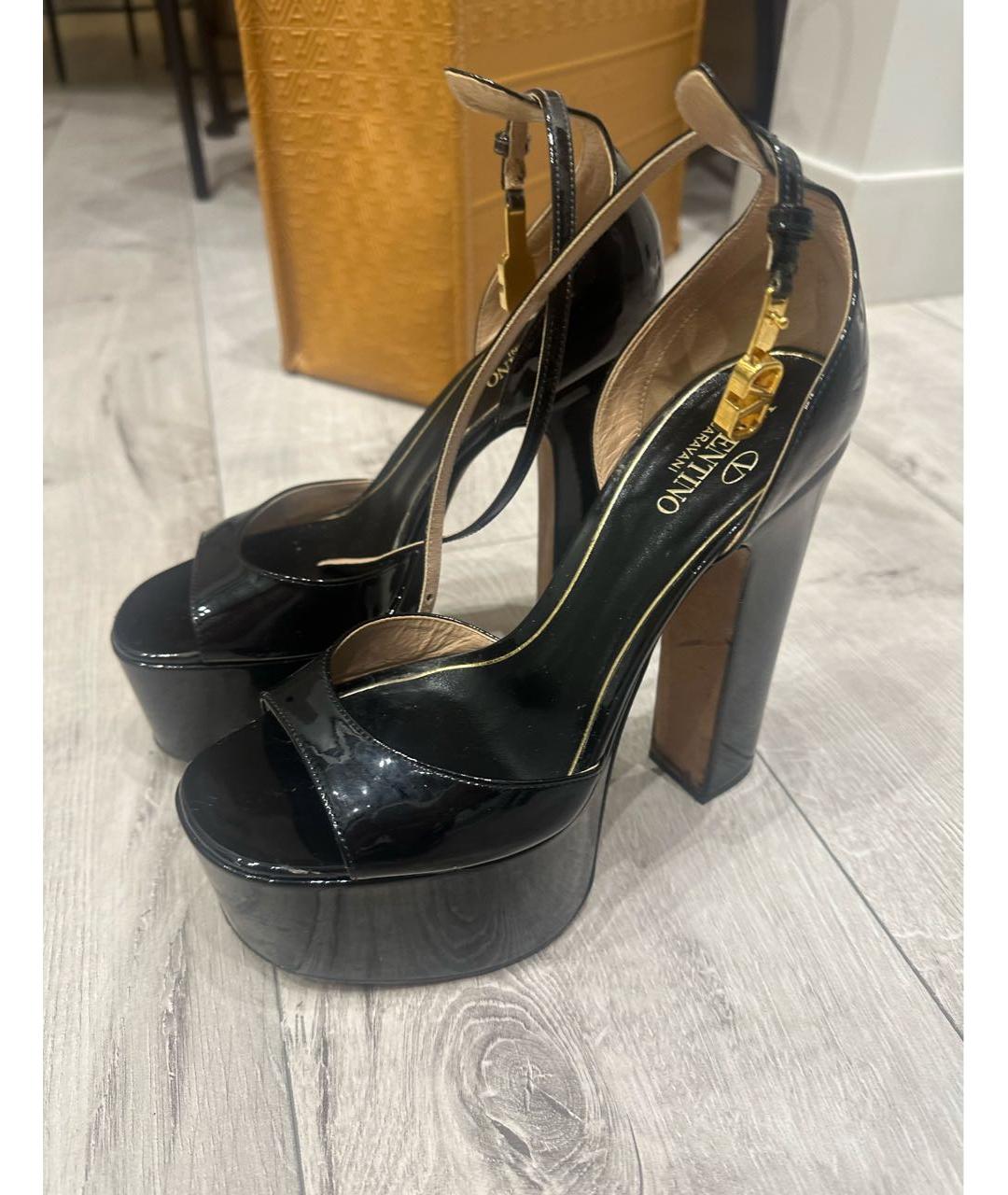 VALENTINO Черные босоножки из лакированной кожи, фото 3