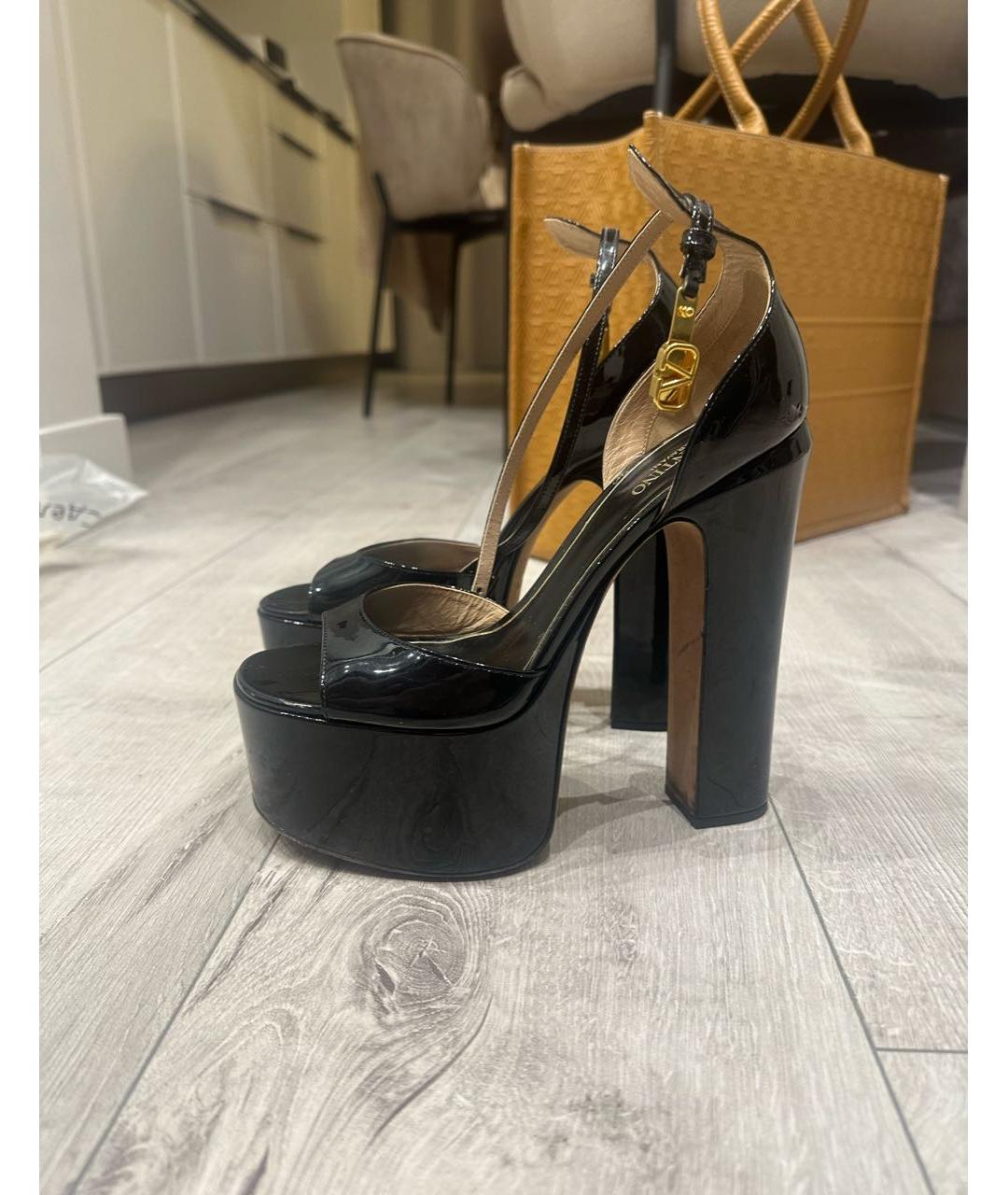 VALENTINO Черные босоножки из лакированной кожи, фото 2