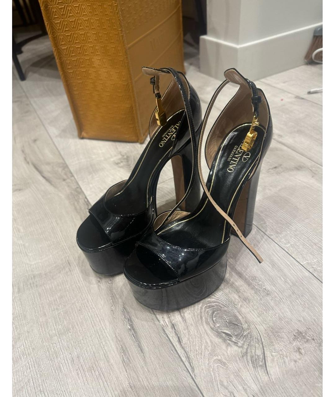 VALENTINO Черные босоножки из лакированной кожи, фото 4