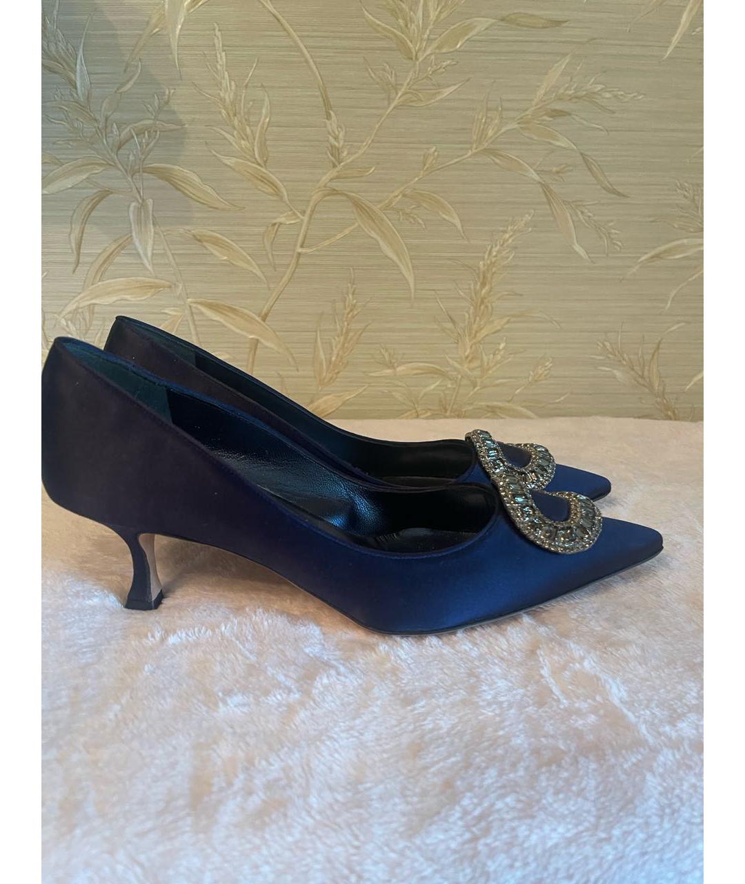 MANOLO BLAHNIK Темно-синие текстильные лодочки на низком каблуке, фото 5