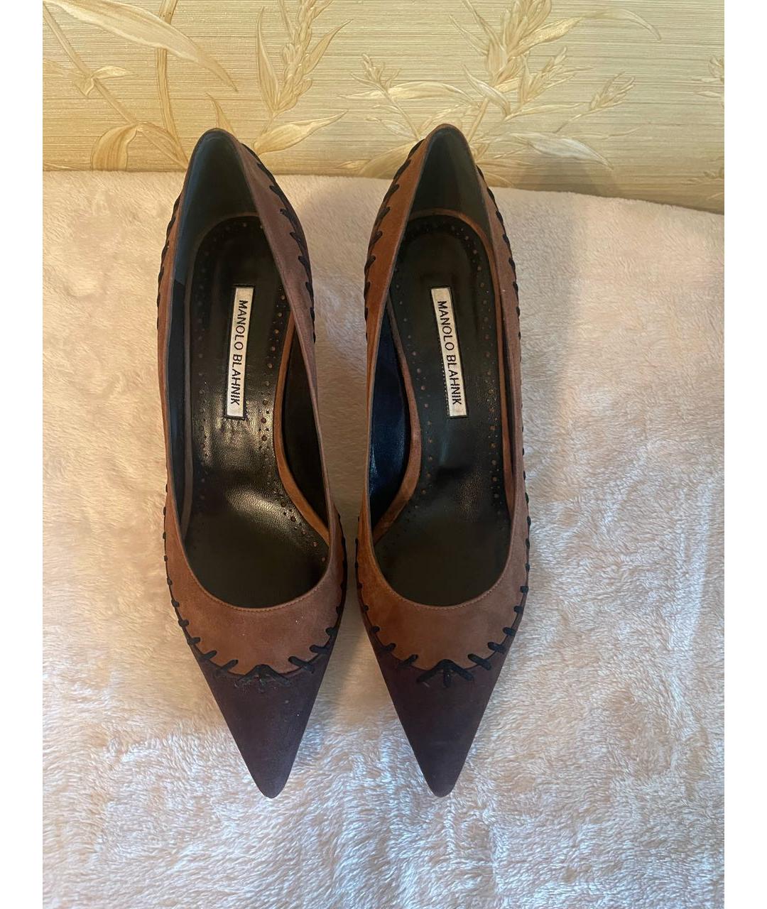MANOLO BLAHNIK Коричневые замшевые лодочки на низком каблуке, фото 2