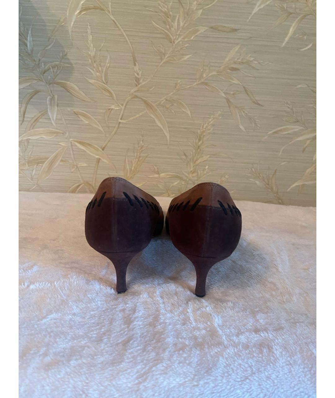 MANOLO BLAHNIK Коричневые замшевые лодочки на низком каблуке, фото 4