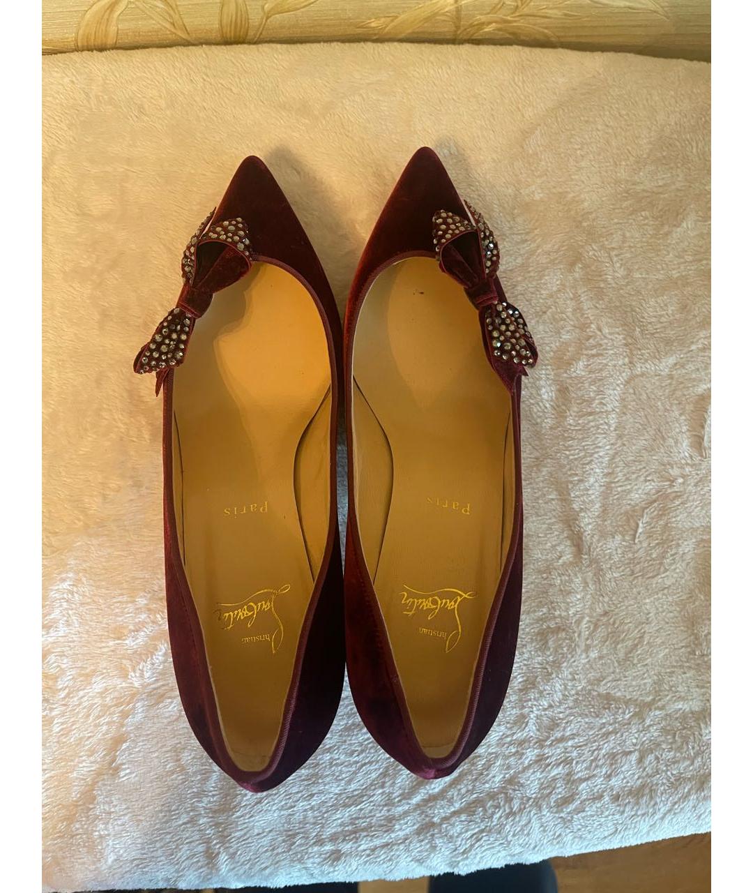 CHRISTIAN LOUBOUTIN Бордовые бархатные лодочки на низком каблуке, фото 3