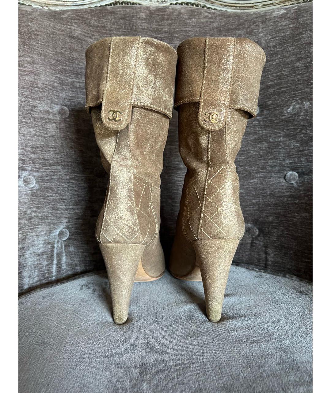 CHANEL Золотые нубуковые сапоги, фото 5
